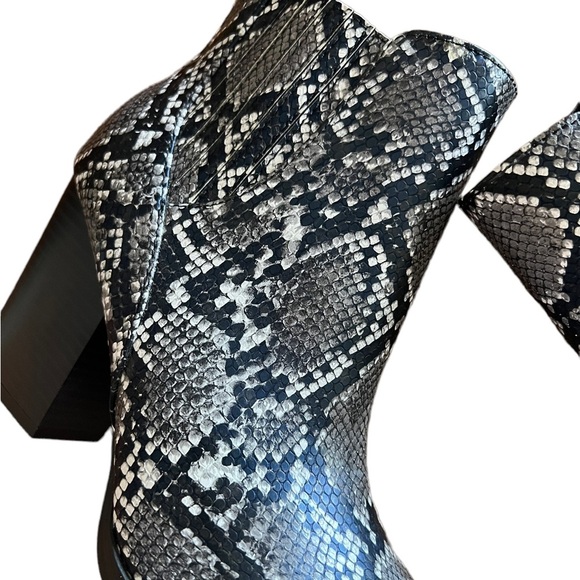 New Indigo Rd. Iradriela Snakeskin Boots Size 8.5 - Picture 5 of 8